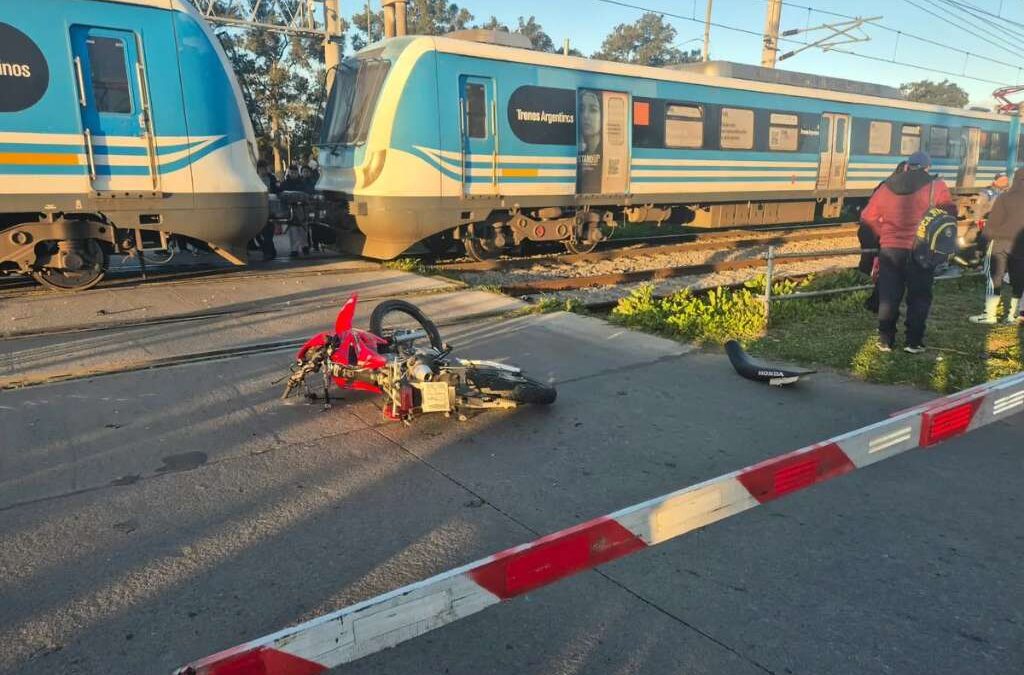 «No fue un accidente, es un asesinato laboral»: un joven de 19 años murió arrollado por un tren y repartidores exigen que PedidosYa se haga cargo por los ritmos de trabajo que impone