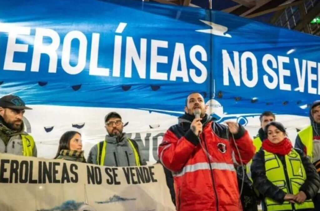 Tercerizados de Aerolíneas denuncian riesgo de despidos masivos y reducción de controles de carga en los vuelos