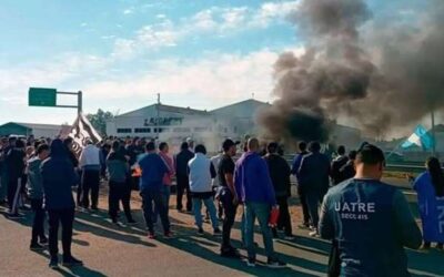 Trabajadores despedidos de Granja Tres Arroyos acampan y bloquean el paso de camiones en la planta de Pilar para reclamar salarios adeudados