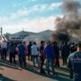 Trabajadores despedidos de Granja Tres Arroyos acampan y bloquean el paso de camiones en la planta de Pilar para reclamar salarios adeudados