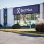 Tras un siglo de producción, Electrolux cierra su planta de Rosario y pasará a importar: 200 trabajadores en la calle