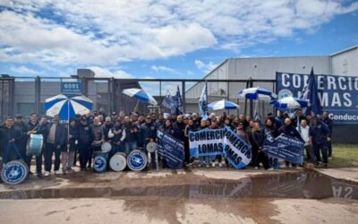 Una de las principales distribuidoras de golosinas del país despidió a 53 trabajadores y los mercantiles de Lomas se movilizaron para exigir que sean reincorporados