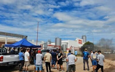 TRABAJADORES DE LACTEOS VERONICA LLEVAN 10 MESES SIN SUELDO Y CRECE LA INCERTIDUMBRE