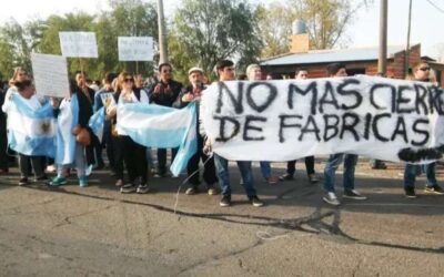 Antes de marchar, la CGT apuntó contra el “modelo de persianas bajas” de Milei y Caputo