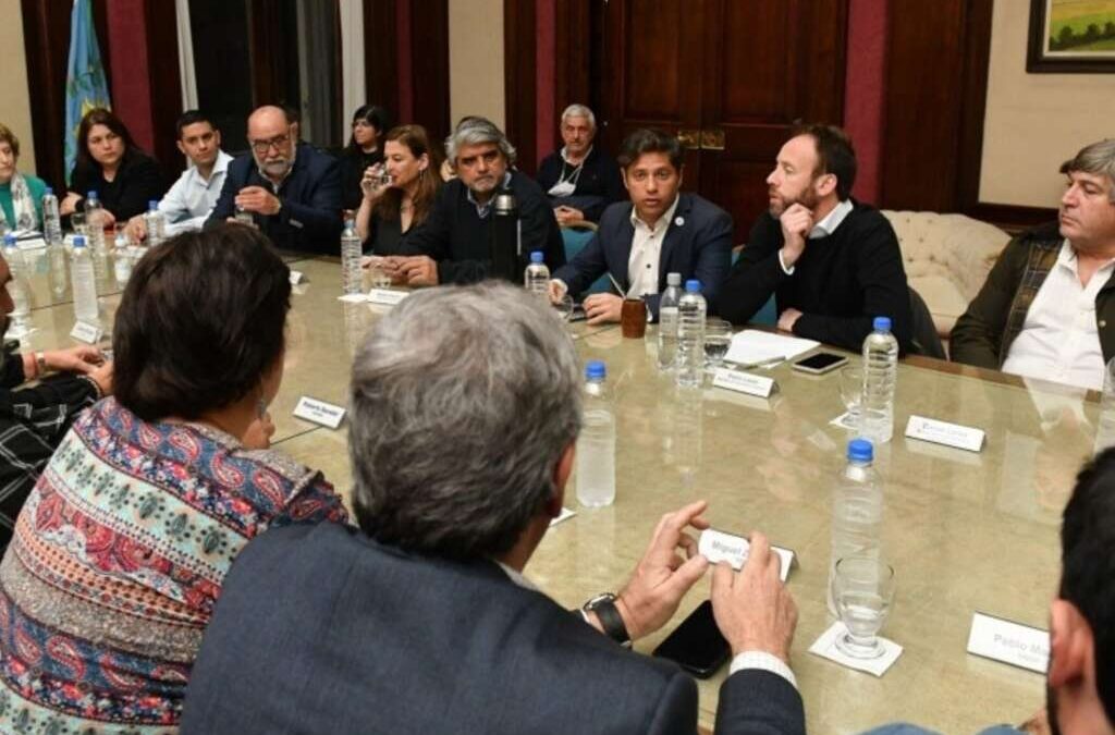 Kicillof convocó de apuro a estatales y docentes para discutir paritarias: cuándo es la reunión