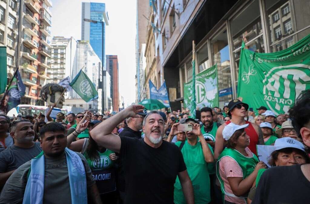 El Gobierno amenazó en todos los organismos con descontar el día de paro a los estatales y ATE redobló la apuesta: «El acatamiento será casi total»