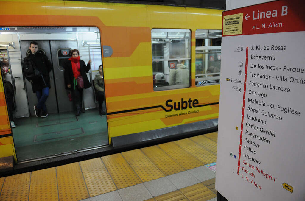 Paro total de subtes tras la detención de dos delegados de la Línea B que levantaban los molinetes en reclamo por la tercerización del mantenimiento