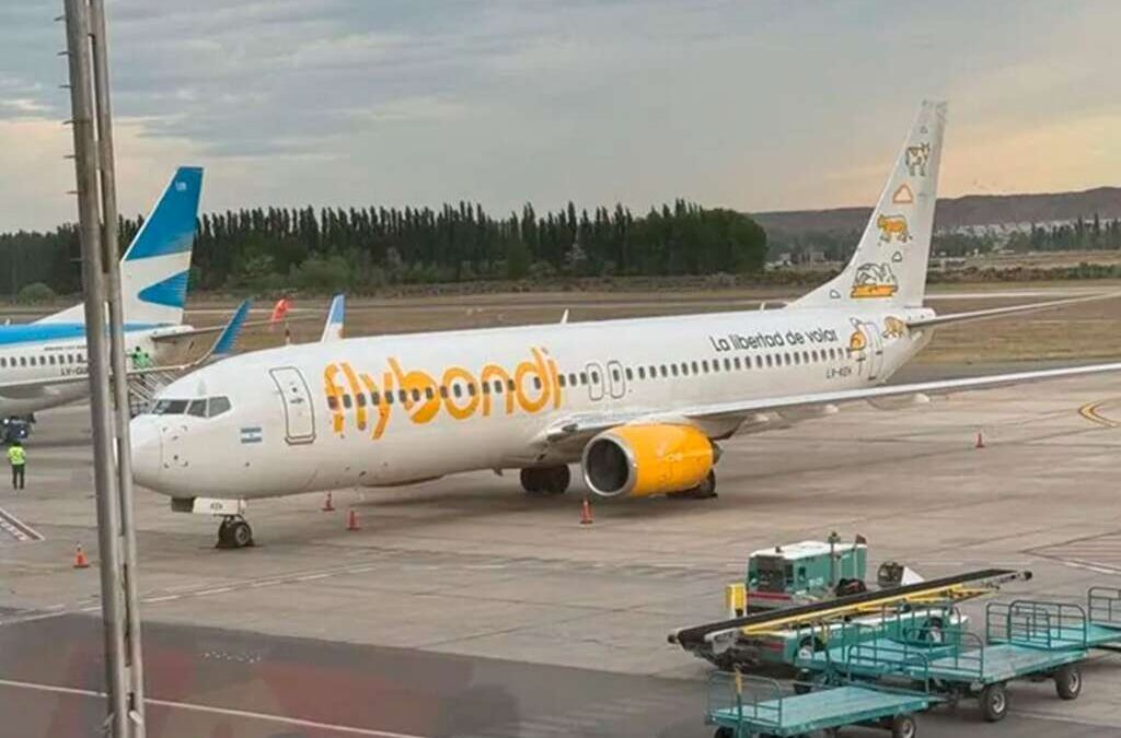 Flybondi dejó una deuda millonaria con las estatales y cientos de trabajadores en la calle mientras el Gobierno insiste en privatizar Intercargo