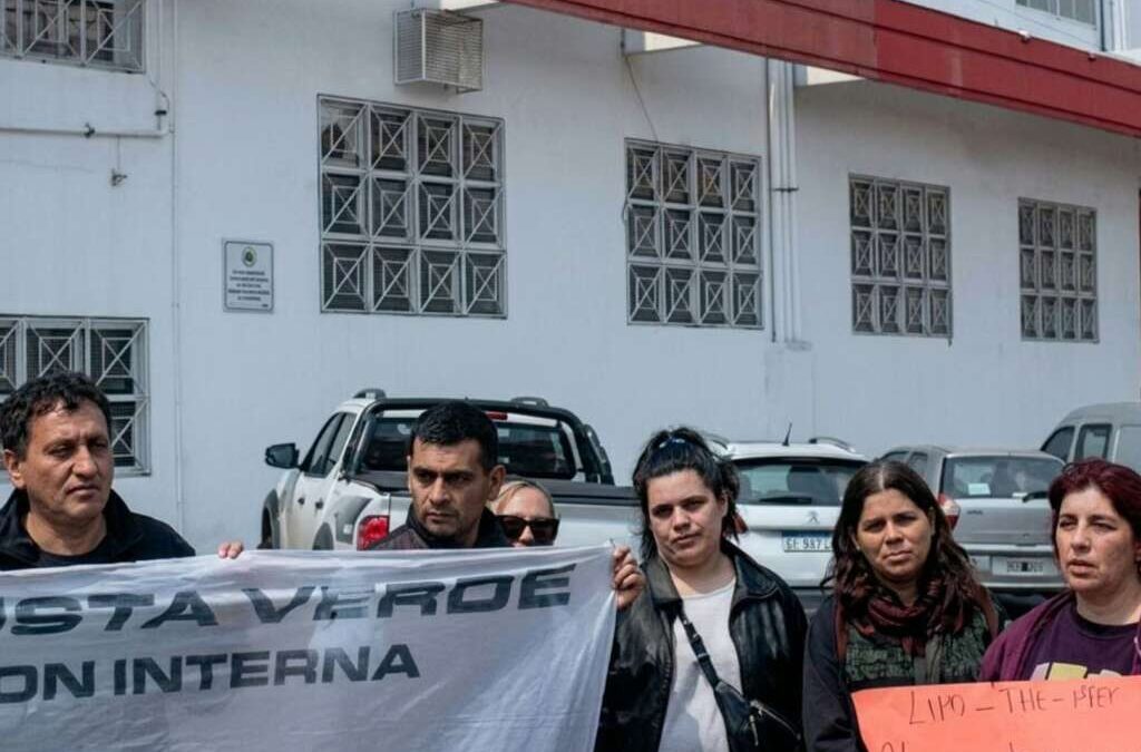Despidieron a 25 trabajadores de la fábrica de caramelos Lipo y denuncian que llevan meses sin cobrar: «Nos arruinaron»