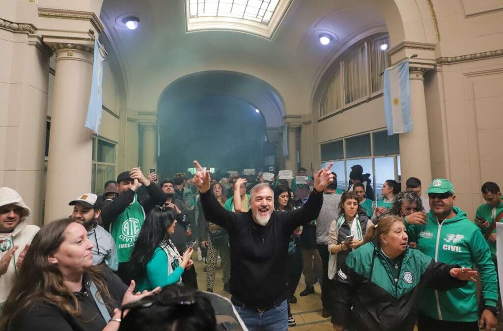 «Si a los que dicen que son sus héroes, los militares, los dejan sin salud ¿qué nos queda a nosotros?»: ATE moviliza a Defensa por los despidos en IOSFA